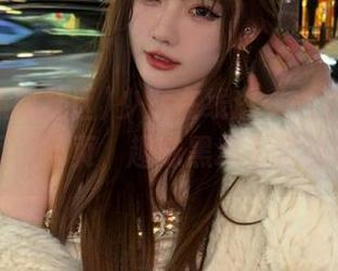 少女在线逛“九色黑料社区”网页，趣味黑料不容错过